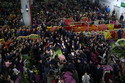 李克強(qiáng)夜訪昆明花市 一朵鮮花里的經(jīng)濟(jì)與民生溫度